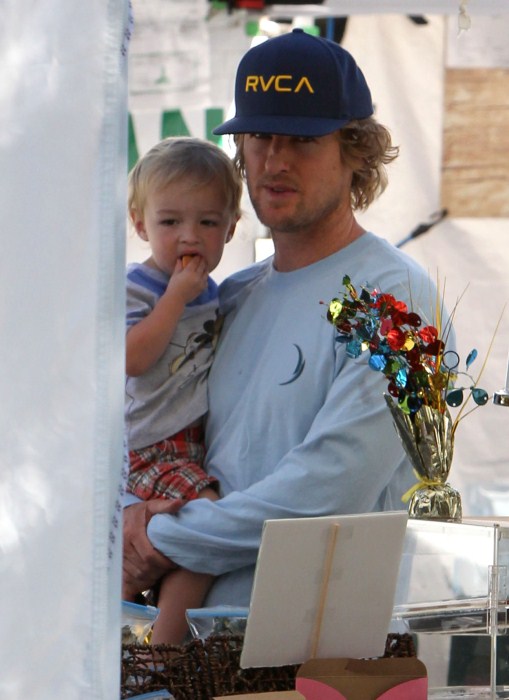 Owen Wilson went to the farmers' market with his son, Robert Wilson, and mother, Laura Wilson, in Malibu, California on October 14, 2012.