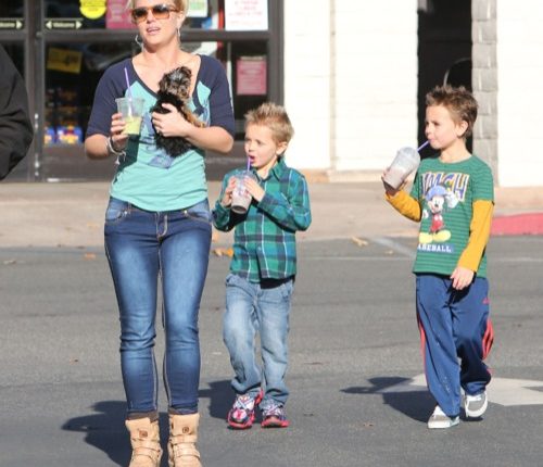 Semi-Exclusive… Britney Spears Takes Her Boys Shopping