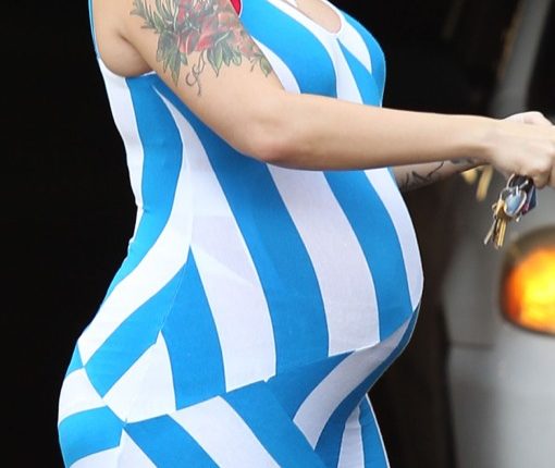 Exclusive… Pregnant Amber Rose Stopping To Visit A Friend