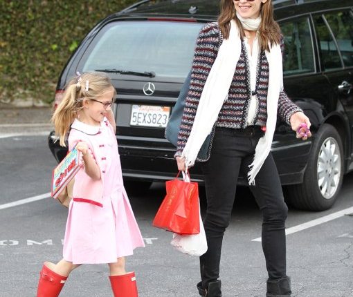 Jennifer Garner Takes Violet Book Shopping After School