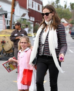 Jennifer Garner Picks Up Her Little Bookworm | Celeb Baby Laundry