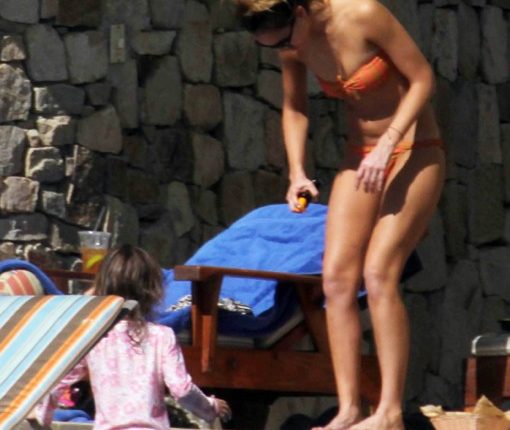 Semi-Exclusive… Jessica Alba Soaks Up The Sun In Cabo With Her Daughters
