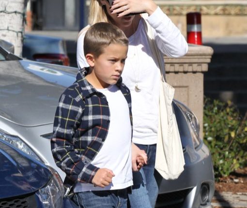 Reese Witherspoon Grabs Food With Her Son