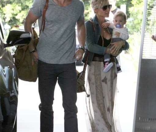 Chris Hemsworth And Family At A Hotel In Santa Monica