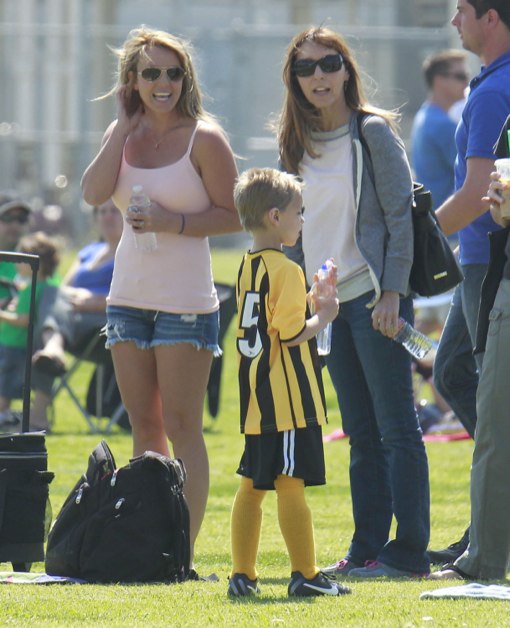 Britney & Kevin Watch Their Sons Soccer Game | Celeb Baby Laundry