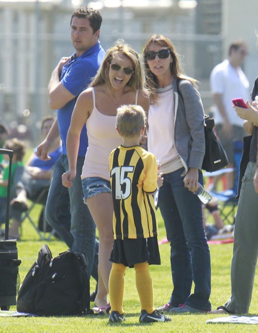 Britney & Kevin Watch Their Sons Soccer Game | Celeb Baby Laundry