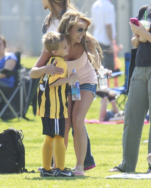 Britney & Kevin Watch Their Sons Soccer Game | Celeb Baby Laundry