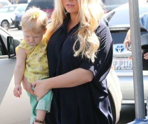 Pregnant Jessica Simpson & Family Shopping At Toys ‘R’ Us