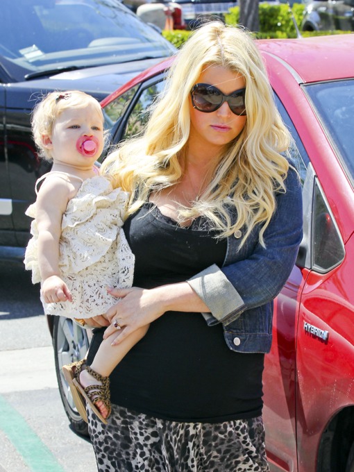 Jessica Simpson and Eric Take Maxwell To Seafood Lunch | Celeb Baby Laundry