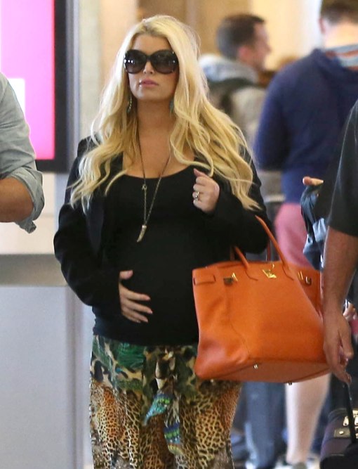 Exclusive… Pregnant Jessica Simpson & Family Arriving On A Flight At ...