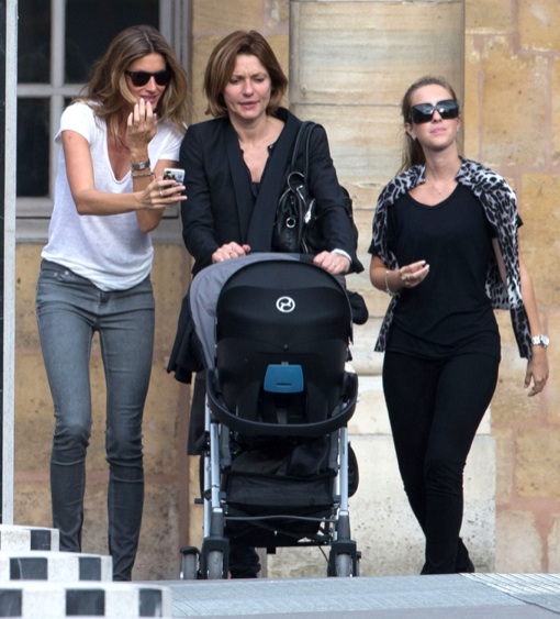 Gisele Bundchen & Daughter Vivian Checking Out The Sights In Paris ...