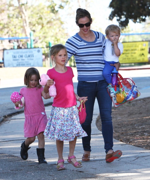 Jennifer Garner Takes Her Kids To The Park | Celeb Baby ...