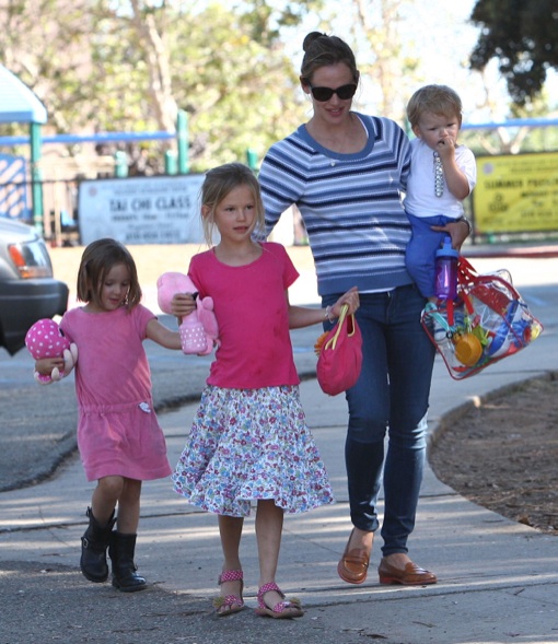 Jennifer Garner Takes Her Kids To The Park | Celeb Baby Laundry