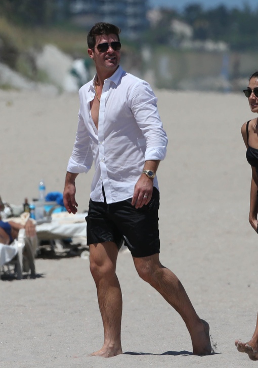 Robin Thicke Spends The Day On The Beach With His Son | Celeb Baby Laundry