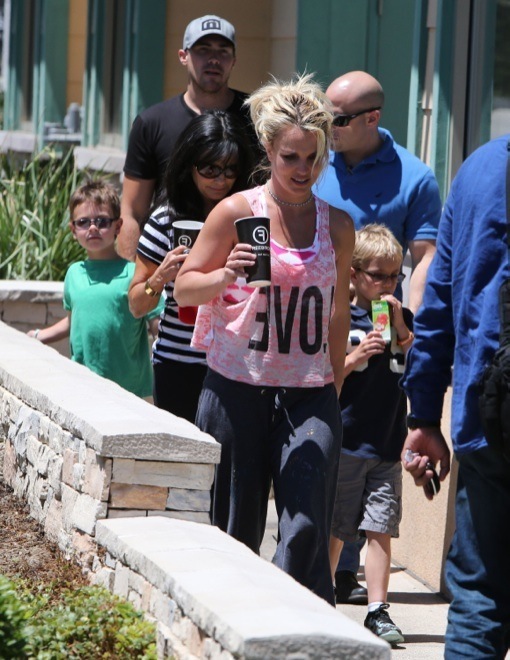 Britney Spears Lunches With Her Family | Celeb Baby Laundry