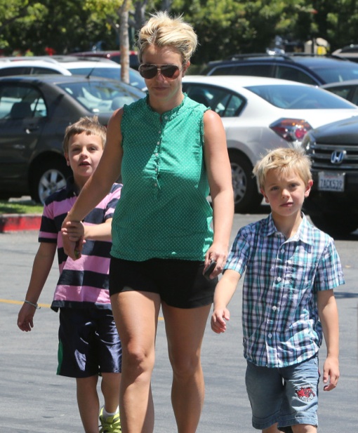 Britney Spears Spoils Her Boys at Toys R Us | Celeb Baby Laundry