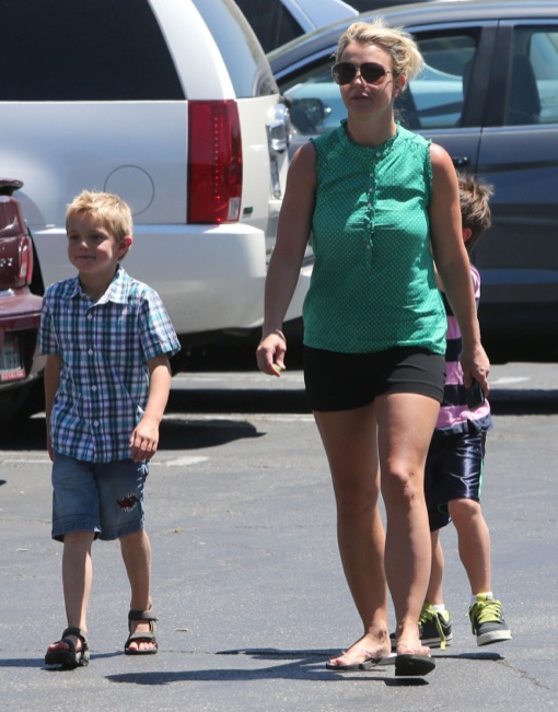 Britney Spears Takes Her Boys To Toys R Us | Celeb Baby Laundry