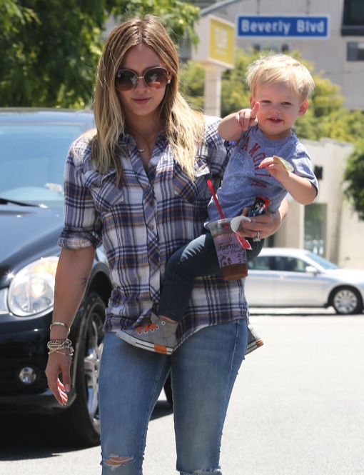 Hilary Duff And Her Family Stock Up On Groceries | Celeb Baby Laundry