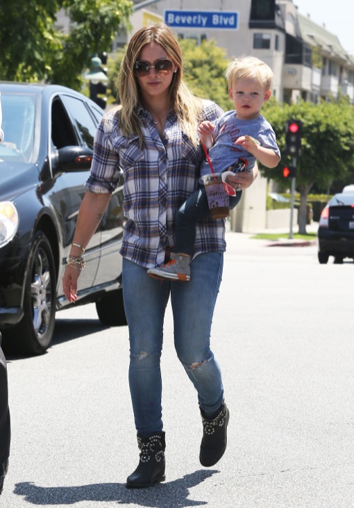 Hilary Duff And Her Family Stock Up On Groceries | Celeb Baby Laundry