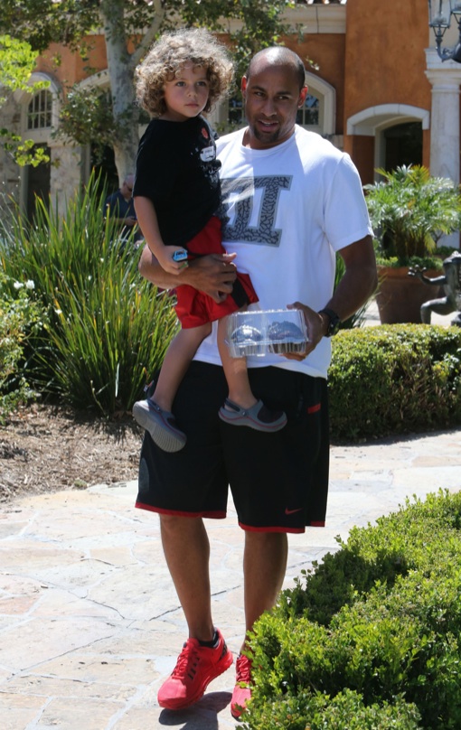 Kendra Wilkinson and Family Out For Lunch In Calabasas | Celeb Baby Laundry