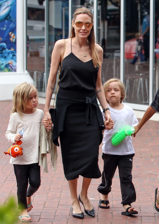 Angelina Jolie Takes Her Kids To Sydney Aquarium | Celeb Baby Laundry