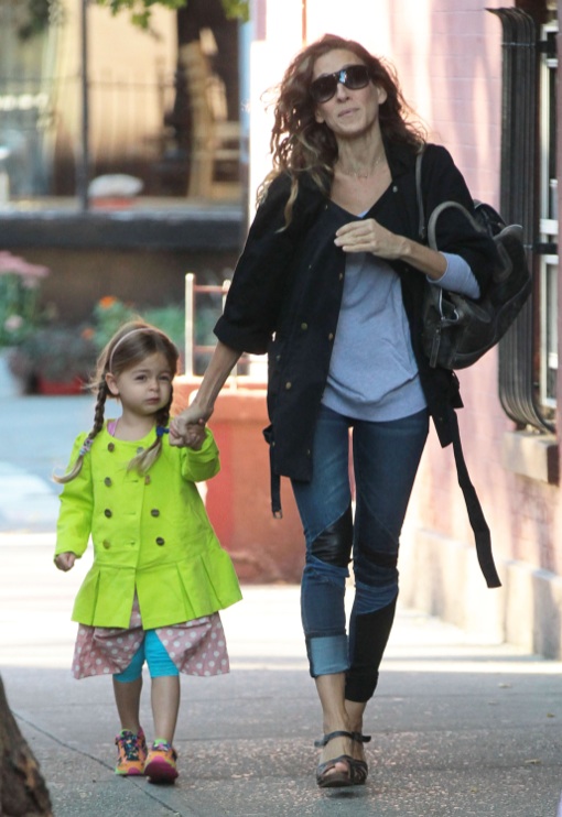 Sarah Jessica Parker Walks Her Daughters To School | Celeb Baby Laundry