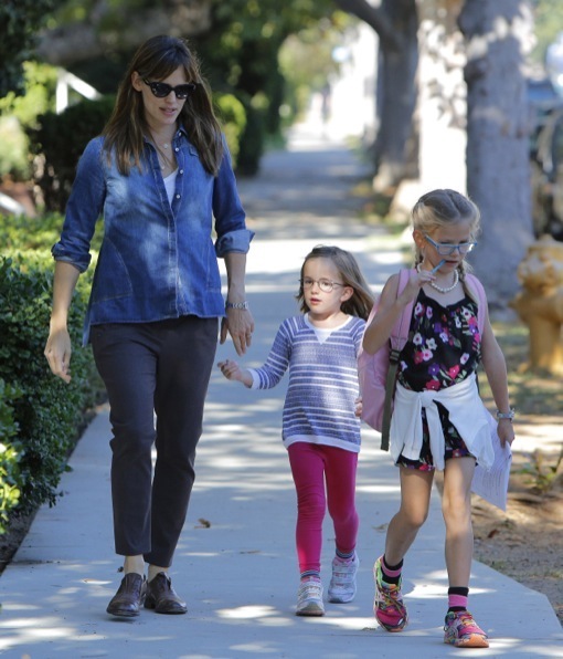 Jennifer Garner Picks Up Her Daughters From School | Celeb Baby Laundry
