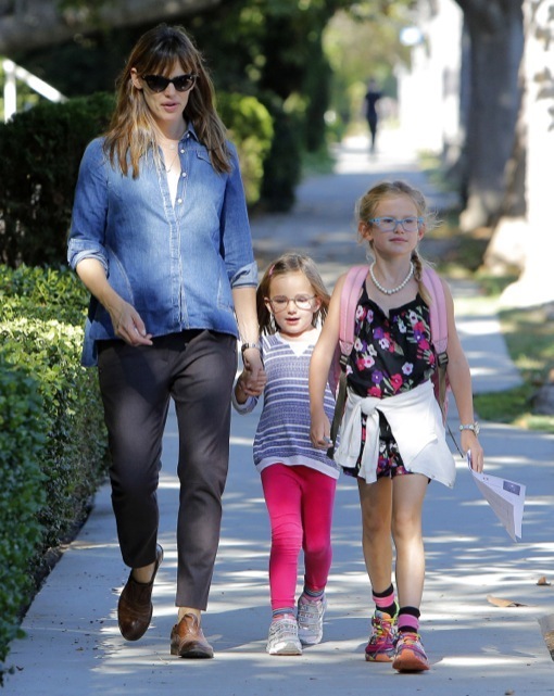 Jennifer Garner Picks Up Her Girls From School | Celeb Baby Laundry