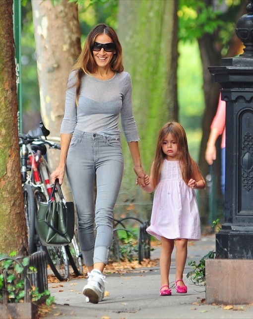 Sarah Jessica Parker Walks Her Daughters To School | Celeb Baby Laundry