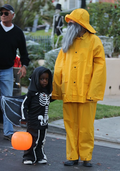 Sandra Bullock & Louis Out Trick-Or-Treating | Celeb Baby Laundry