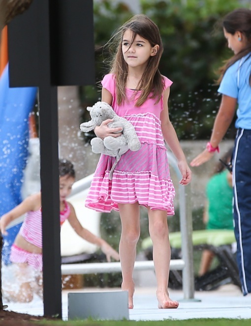 Katie Holmes And Suri Celebrate New Year S By The Pool