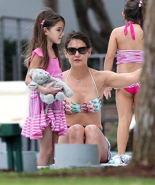 Katie Holmes & Suri Celebrate New Year’s By The Pool.