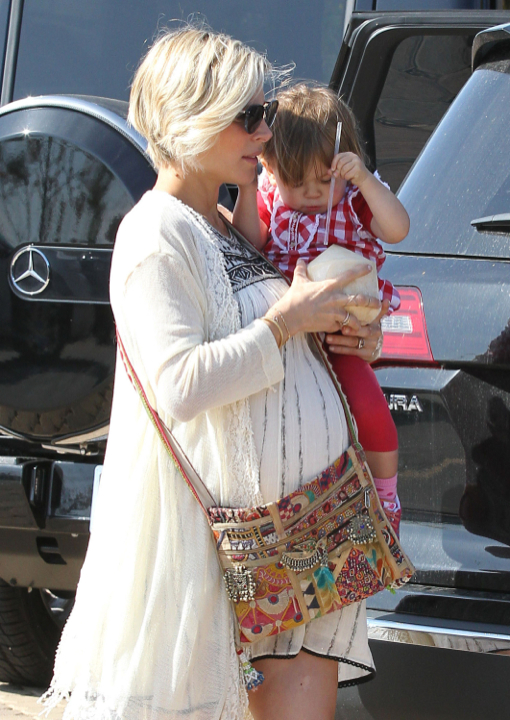 Pregnant Elsa Pataky & Family Spend The Day At The Malibu Farmers ...