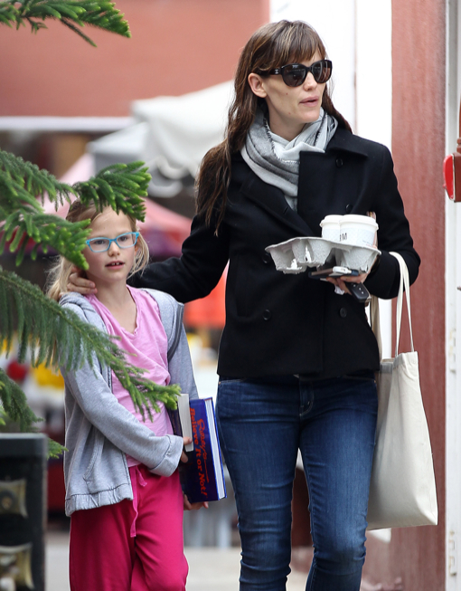 Jennifer Garner Visits The Country Mart With Violet | Celeb Baby Laundry