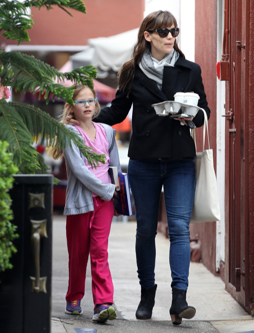 Jennifer Garner Visits The Country Mart With Violet | Celeb Baby Laundry