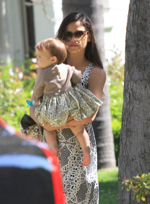 Jenna Dewan Takes Everly To A Baby Class | Celeb Baby Laundry