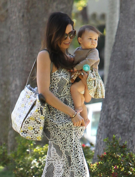 Jenna Dewan Takes Everly To A Baby Class | Celeb Baby Laundry