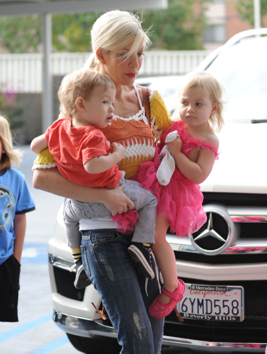 Tori Spelling Takes Her Kids To A Ballet Class | Celeb Baby Laundry