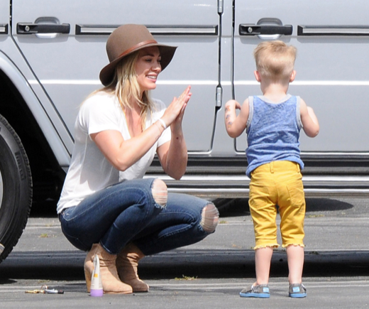 HIlary Duff Runs Errands With Luca In Studio City | Celeb Baby Laundry