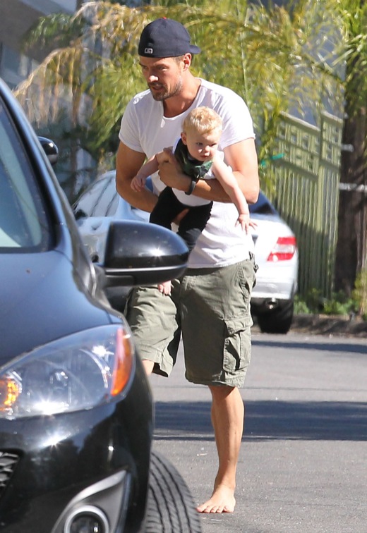 Exclusive… Barefoot Josh Duhamel Takes Axl Outside To Talk To A Friend ...