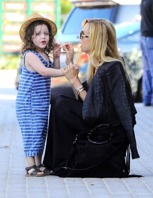 Rachel Zoe & Family Out For Dinner In Malibu | Celeb Baby Laundry