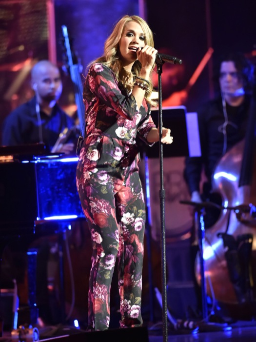 Pregnant Carrie Underwood Performs At Ravinia Festival | Celeb Baby Laundry