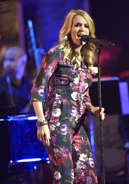 Pregnant Carrie Underwood Performs At Ravinia Festival | Celeb Baby Laundry