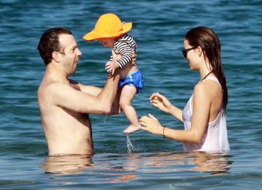 Olivia Wilde & Jason Sudeikis Enjoy A Family Beach Day In Hawaii.