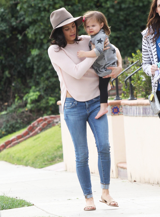 Jenna Dewan & Everly Leaving A Baby Class | Celeb Baby Laundry