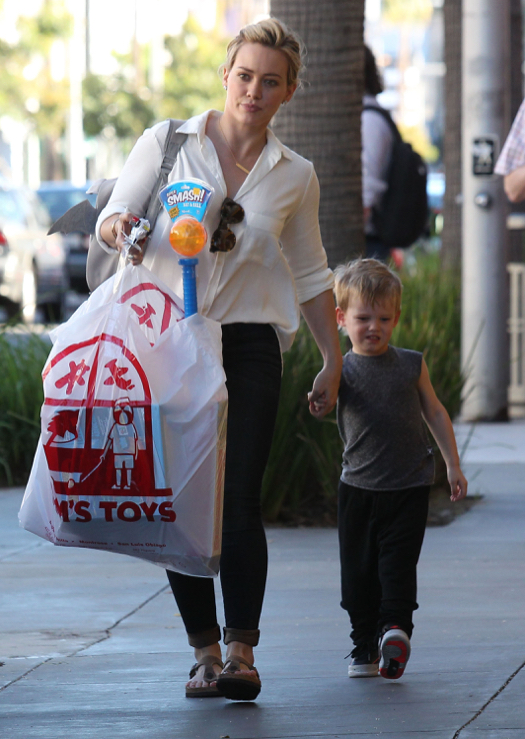 Hilary Duff Take Luca Shopping For Toys | Celeb Baby Laundry