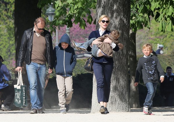 Cate Blanchett Family Go Sight Seeing In Paris Celeb Baby Laundry