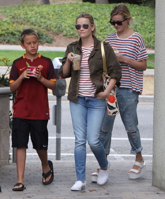 Reese Witherspoon & Takes Her Kids Out For Ice Cream | Celeb Baby Laundry
