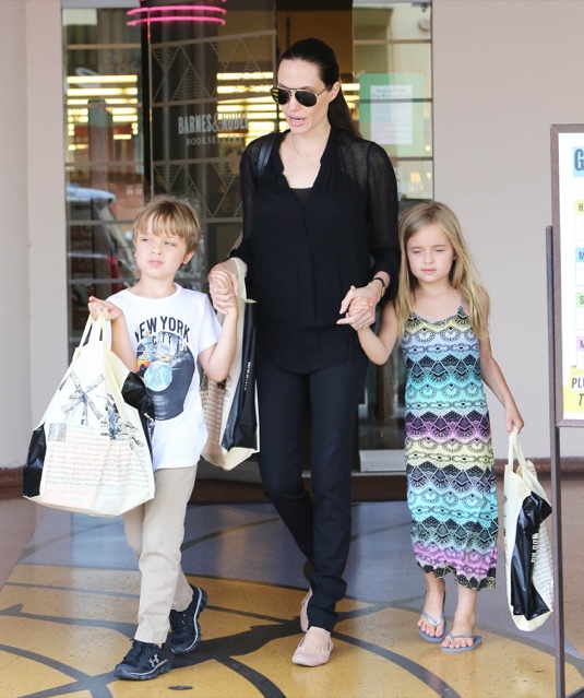Angelina Jolie Takes Her Kids Shopping For Books | Celeb Baby Laundry