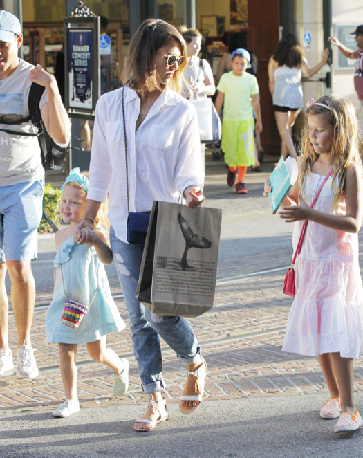 Jessica Alba Takes Her Daughters Shopping At The Grove | Celeb Baby Laundry